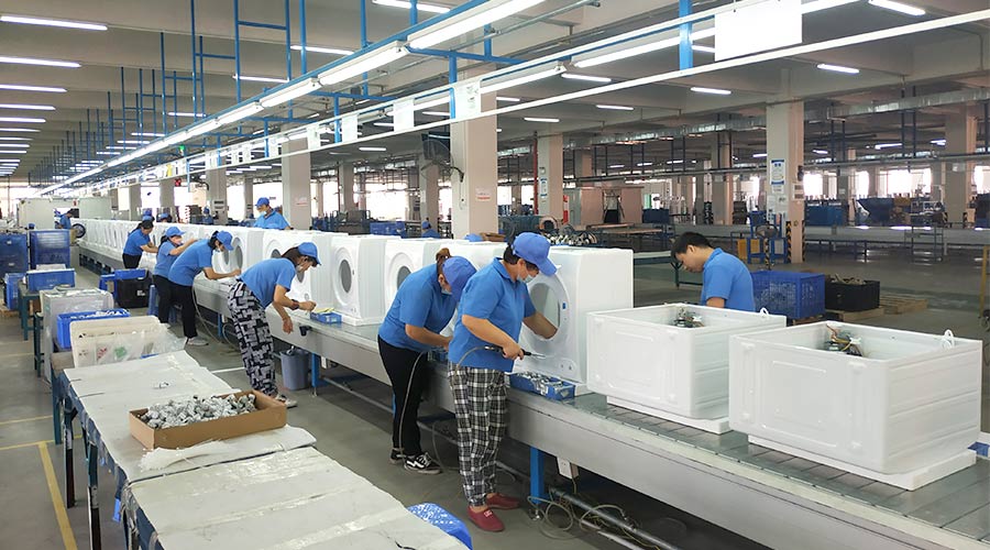 高效率！員工們忙碌地開展巴西客戶的衣物烘干機(jī)生產(chǎn)工作