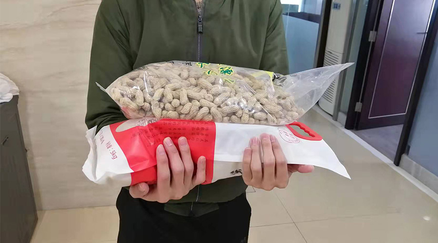 新春關(guān)懷 禮滿情暖！金環(huán)電器給員工發(fā)年貨