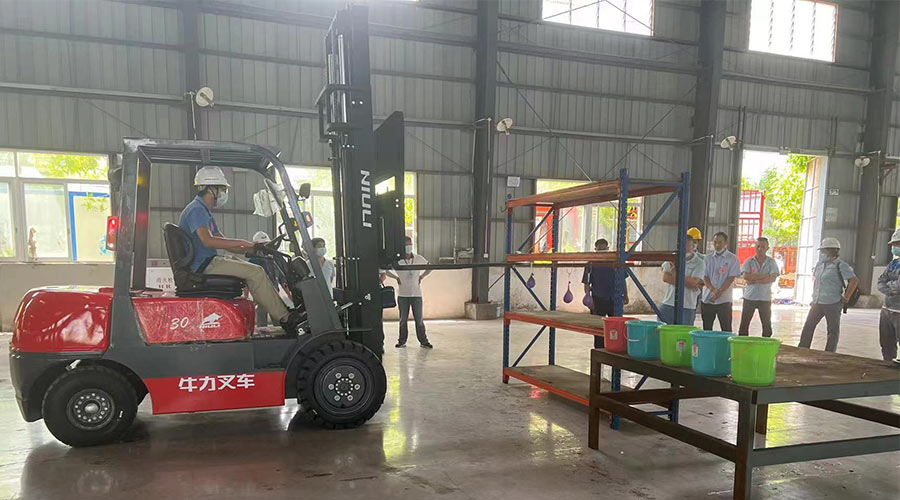 比技能 展風(fēng)采！金環(huán)電器參與鶴城鎮(zhèn)第二屆企業(yè)職工叉車技能競賽